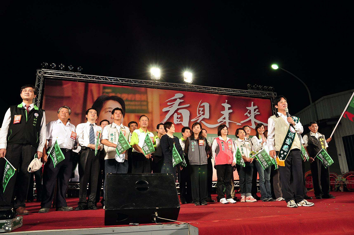 民進黨大台南市長候選人賴清德三日晚上在永康市成立競選總部，與所有黨籍市議員候選人同台造勢。圖片來源:陳衍有攝影