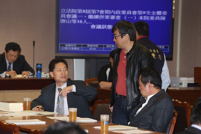 立法院內政委員會下午繼續審查《公民投票法》部分條文修正草案，其中公民投票權由20歲下修為18歲通過初審，順利過關。圖：林雨佑/攝