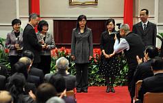 行政院長陳冲（後左2）27日在行政院表揚101年行政院模範公務人員，行政院衛生署食品藥物管理局技正楊明玉（後左3），因揭發塑化劑案獲頒模範公務人員。圖片來源：中央社
