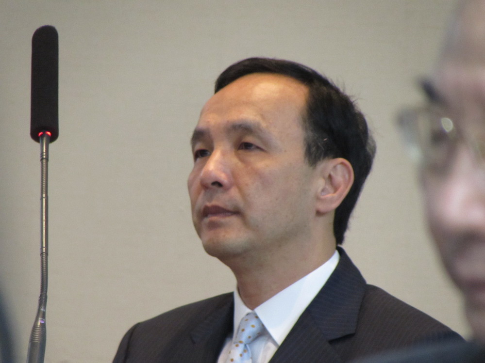 國民黨主席朱立倫13日針對蔡英文日前言論批評，台灣不是『假(音同架)』太多，而是政治人物『假(音同甲)』太多了。圖：邱珮文/攝