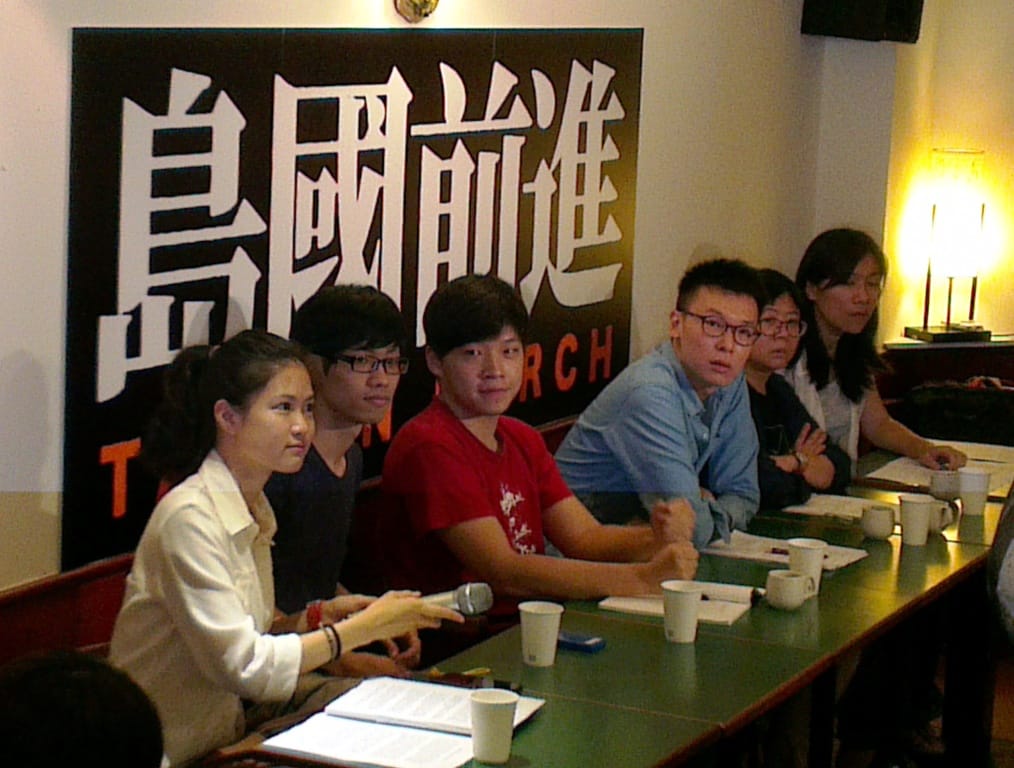 學運領袖林飛帆、陳為廷及學者陳惠敏等人今(18)天宣布成立「島國前進」組織，他們強調，將以社會領導政治，以社運推動政治改革，短期內不會組政黨，也不會推候選人。圖：李雲深/攝