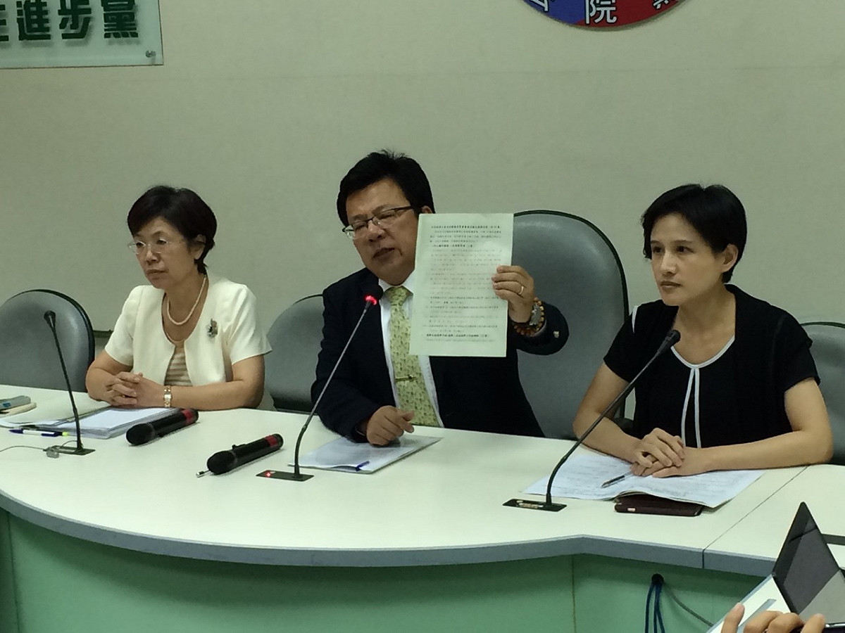 民進黨立委李俊俋批評，國民黨要求閣揆同意權、不在籍投票要過關，不然寧可拉倒，根本是阻撓修憲、剝奪世代正義。圖：符芳碩/攝