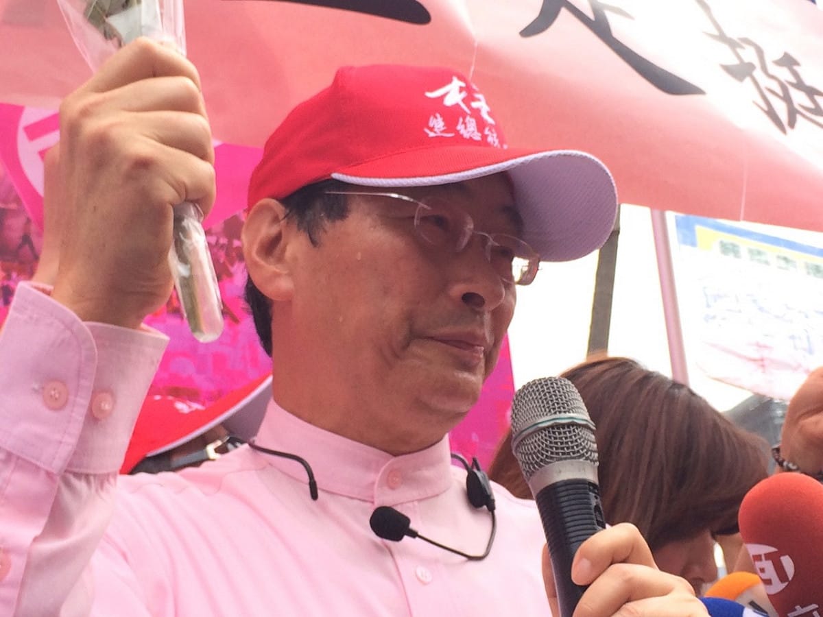 中華統一促進黨總裁「白狼」張安樂7日現身國民黨中央挺柱。圖：符芳碩/攝
