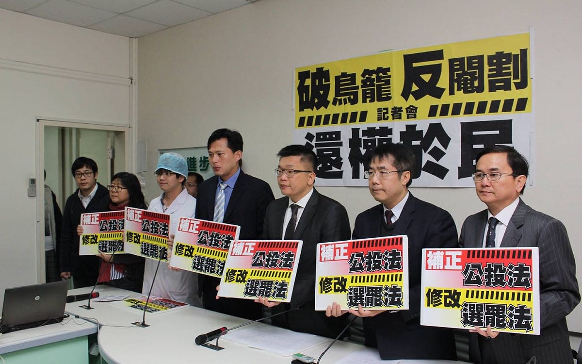對於國民黨立委張慶忠打算回鍋內政委員會任召委一職，太陽花學運領袖之一的黃國昌痛批，這是對民主憲政的踐踏。圖：林雨佑/攝