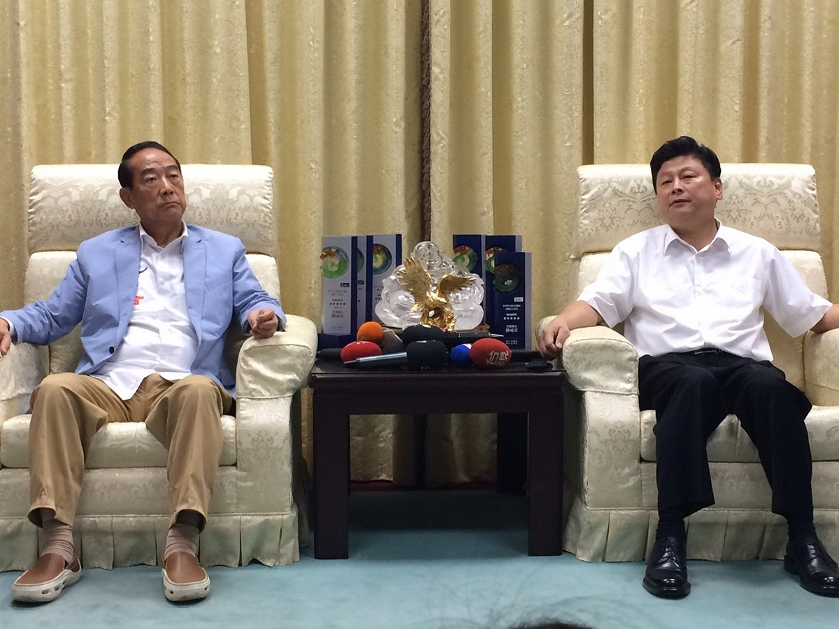 親民黨主席宋楚瑜11日下午參訪花蓮四維高中，對於花蓮縣長傅崑萁上午未明確表態挺宋，他表示，現在不必一定要誰表態，造成他們的困擾。圖：符芳碩/攝