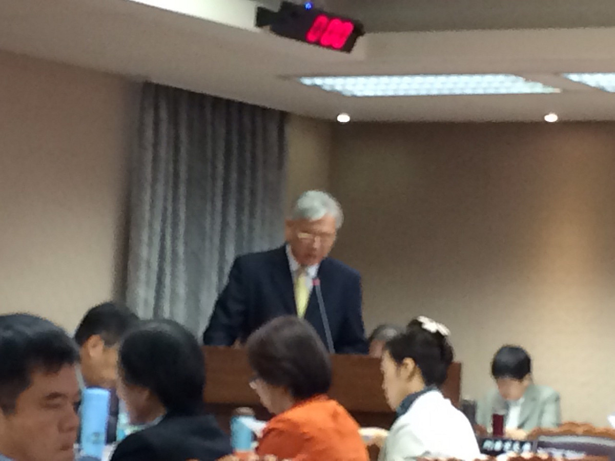 陸委會主委夏立言2日到立法院內政委員會進行施政報告，表示以「反制卡式台胞證」的態度推行「卡式入台証」，只是「意氣用事」。圖：楊淳卉/攝