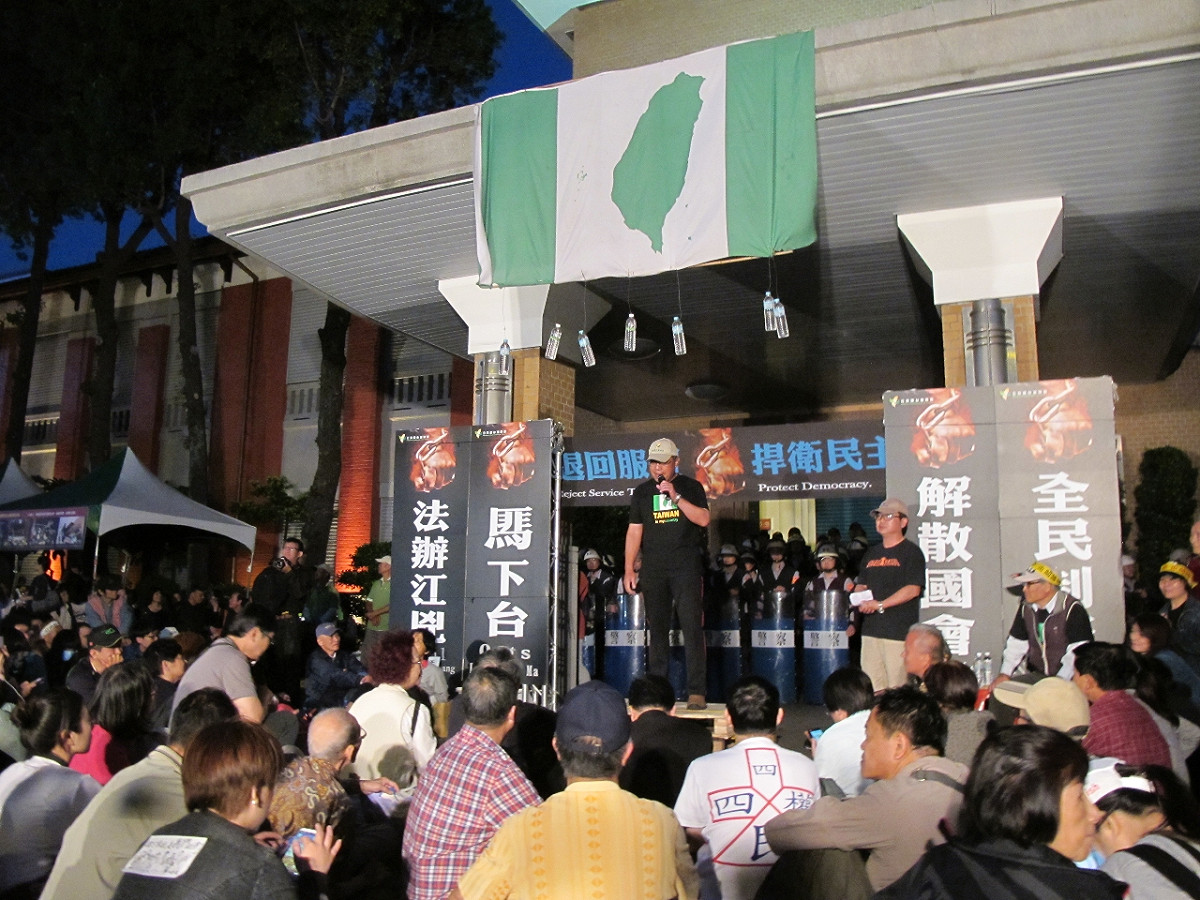 太陽花學運昨晚退場後，公投盟成員仍在立院廣場鎮守、演講的情形。圖：新頭殼資料照片