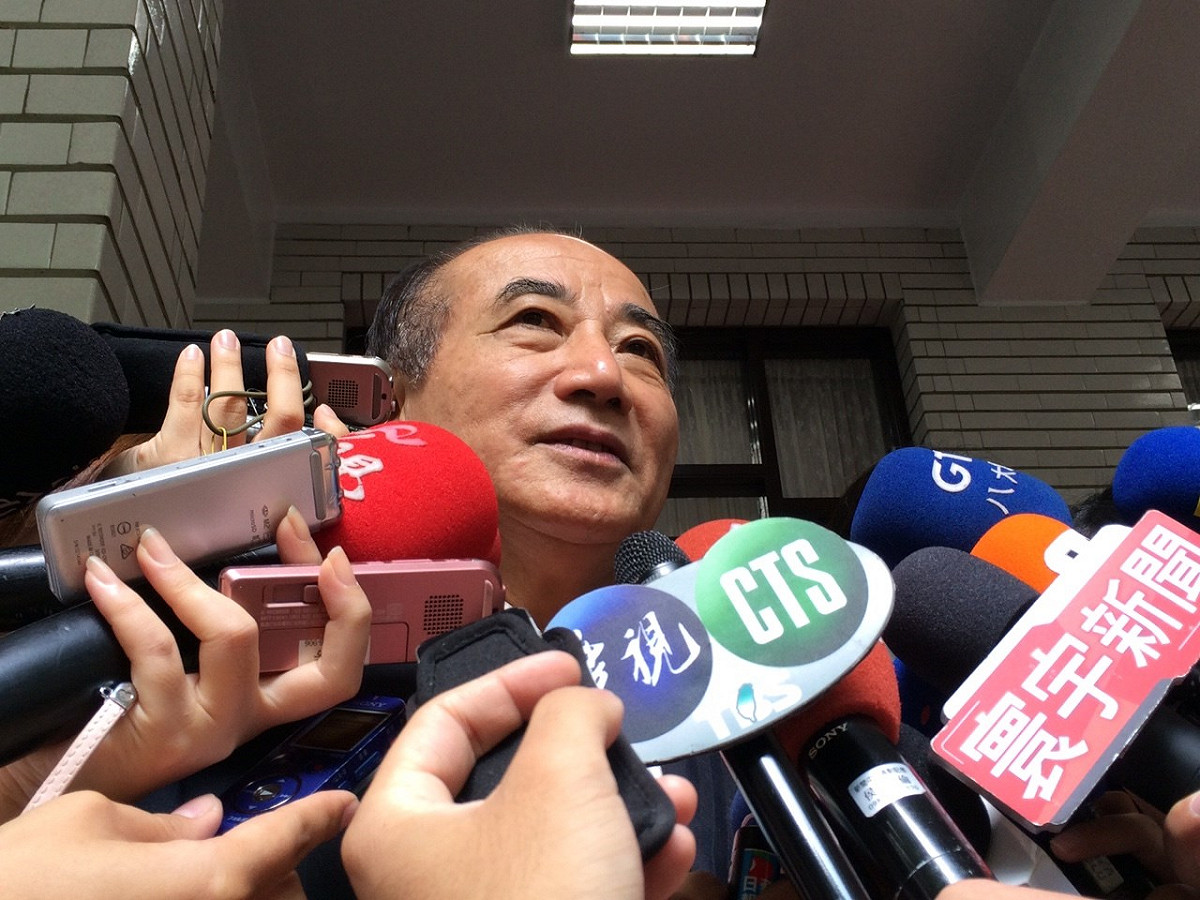 談到換柱話題，立法院長王金平6日連續答了6個「不知道」之後，隨即匆忙進入議場主持院會。圖：符芳碩/攝
