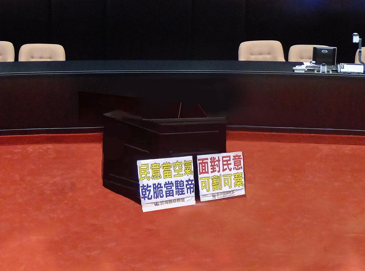 在野黨今(13)日杯葛議事，院會到下午1點半左右仍未開始，因上午的朝野協商破裂，朝野雙方則各自召開記者會互嗆。圖：翁嫆琄/攝。