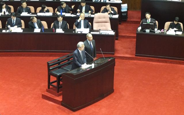 行政院長毛治國(左)今(7)日上午表示，國軍發生阿帕契事件恐對我國軍購造成衝擊。不過，國防部副部長陳永康(右)則認為，單一軍紀案件不會影響台美軍事合作進展，更不會衍生軍購問題。圖：翁嫆琄/攝