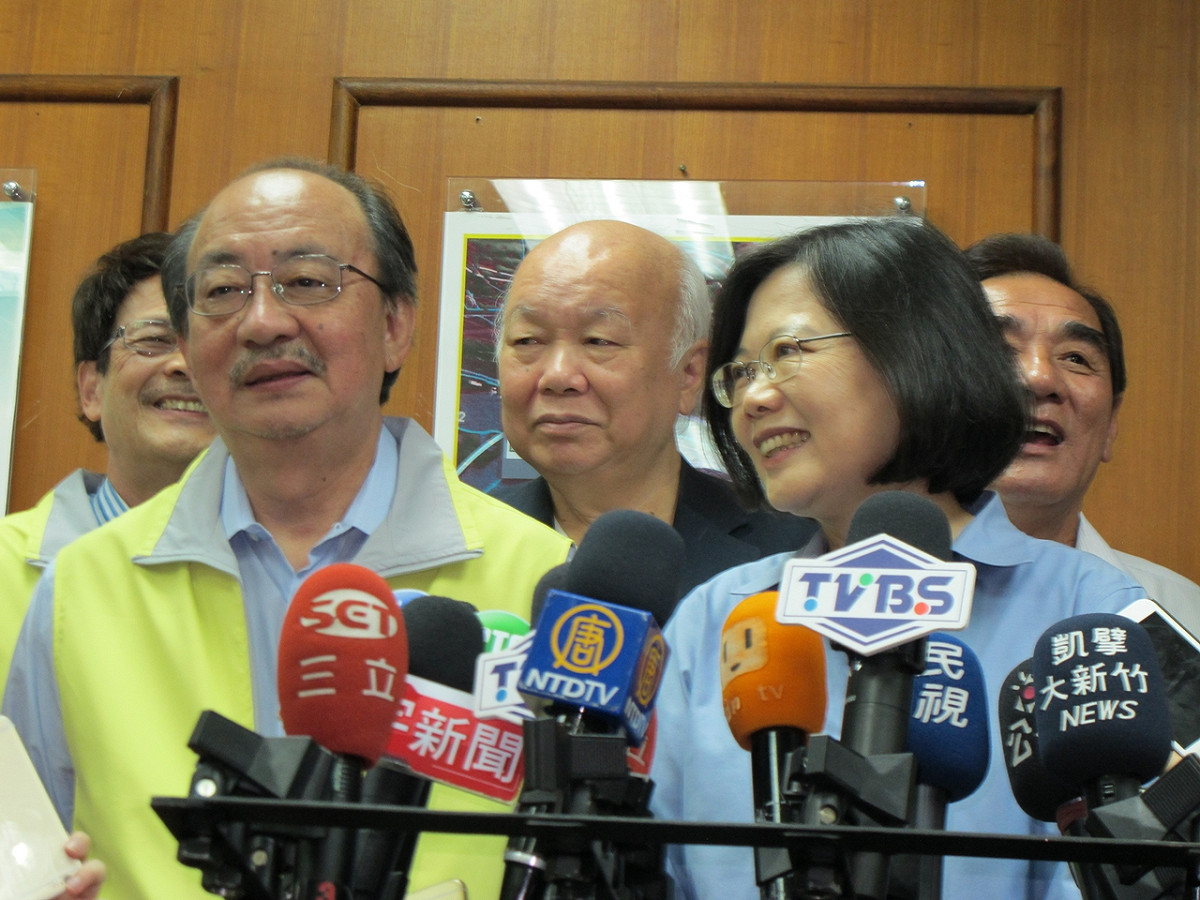 民進黨主席蔡英文23 日拜會新竹農田水利會前接受媒體訪問。圖；林朝億/攝