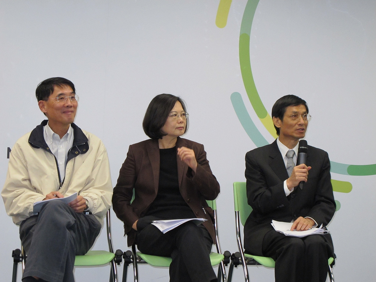 民進黨總統候選人蔡英文在林萬億（右）、陳東升（右）陪同下發表教育政策。圖：林朝億/攝