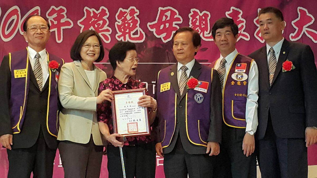 國民黨主席朱立倫2日率團赴中，4日將與中共總書記習近平舉行「朱習會」，民進黨主席蔡英文3日出席活動時表示，兩岸關係就是兩岸關係，不是國共關係也不能被國共化。圖：民進黨提供