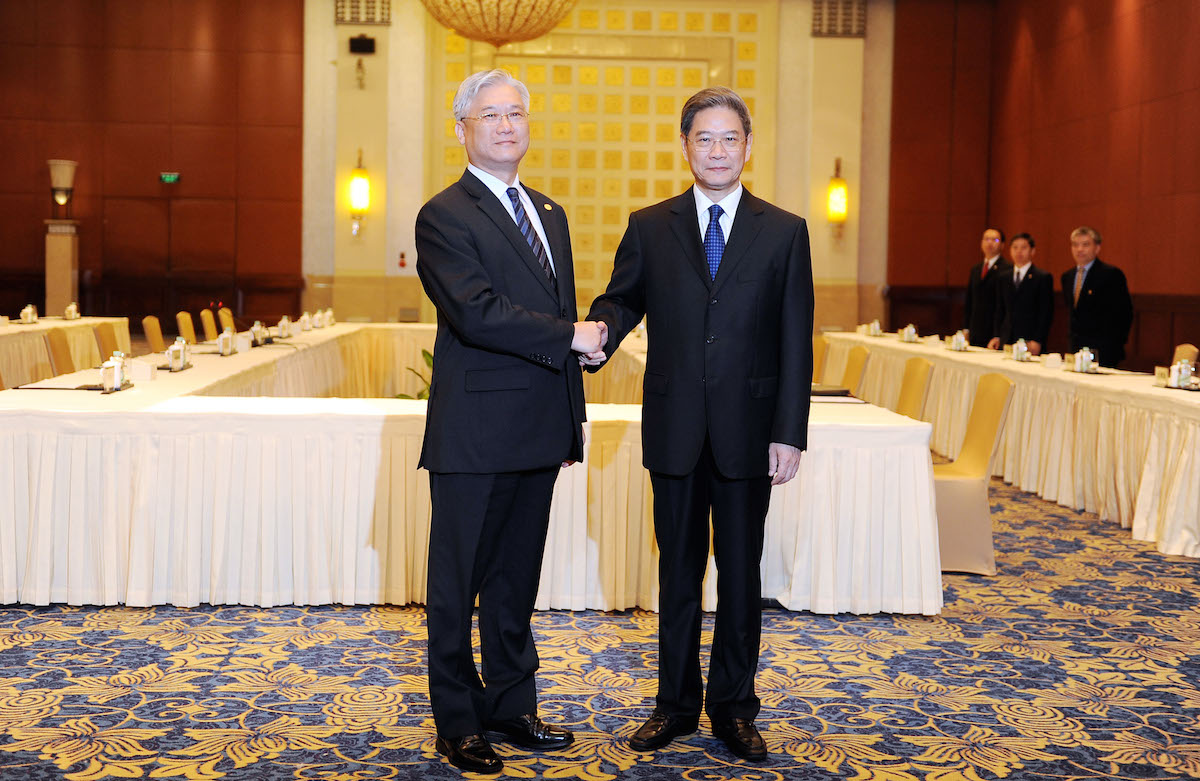 第4次兩岸事務首長會議「夏張二會」14日登場，中國國台辦主任張志軍（右）在致詞時表示，兩岸關係再次面臨道路選擇的問題。呼籲做選擇時，應堅持九二共識、反對台獨的共同政治基礎。圖：陸委會提供