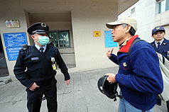 美國在台協會（AIT）18日起暫時停止提供台灣民眾簽證的例行服務，以便協助撤離在日本的美國公民。有不知情的民眾一早到了現場，才得知訊息。圖片來源：中央社