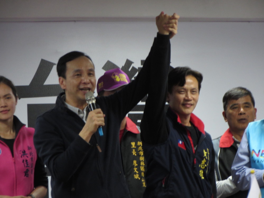 國民黨總統候選人朱立倫12日暗批民進黨候選人蔡英文，稱「有人輕蔑民主，因為個人選舉領先，就來指定電視台、限制規則。」圖：邱珮文/攝