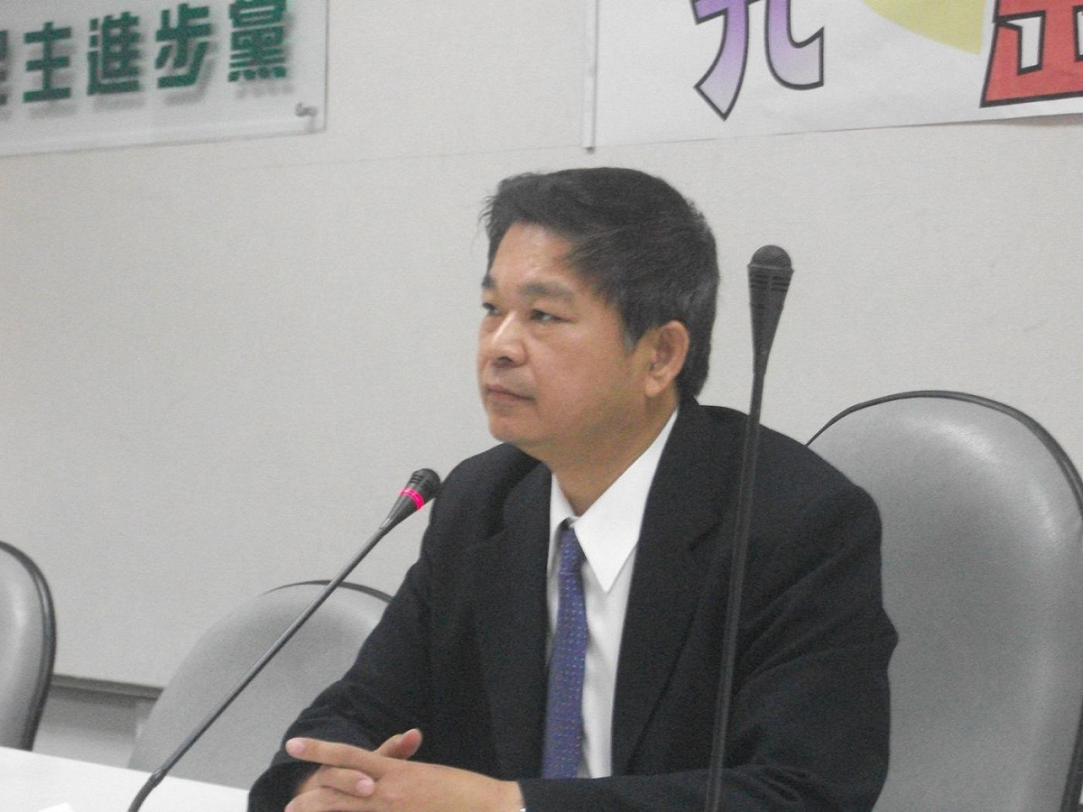 民進黨立委蔡煌瑯今（7）日上午召開記者會呼籲總統馬英九，應取消出訪召開國是會議，解決國軍的危機。圖：涂鉅旻/攝