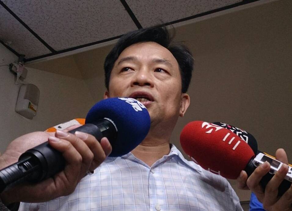 對於黃國昌宣布不選汐止立委，民進黨選舉對策委員會副召集人林錫耀25日受訪表示，自己尚不了解，會透過黨跟黨的管道確認後，再考慮下一步。圖：邱珮文/攝