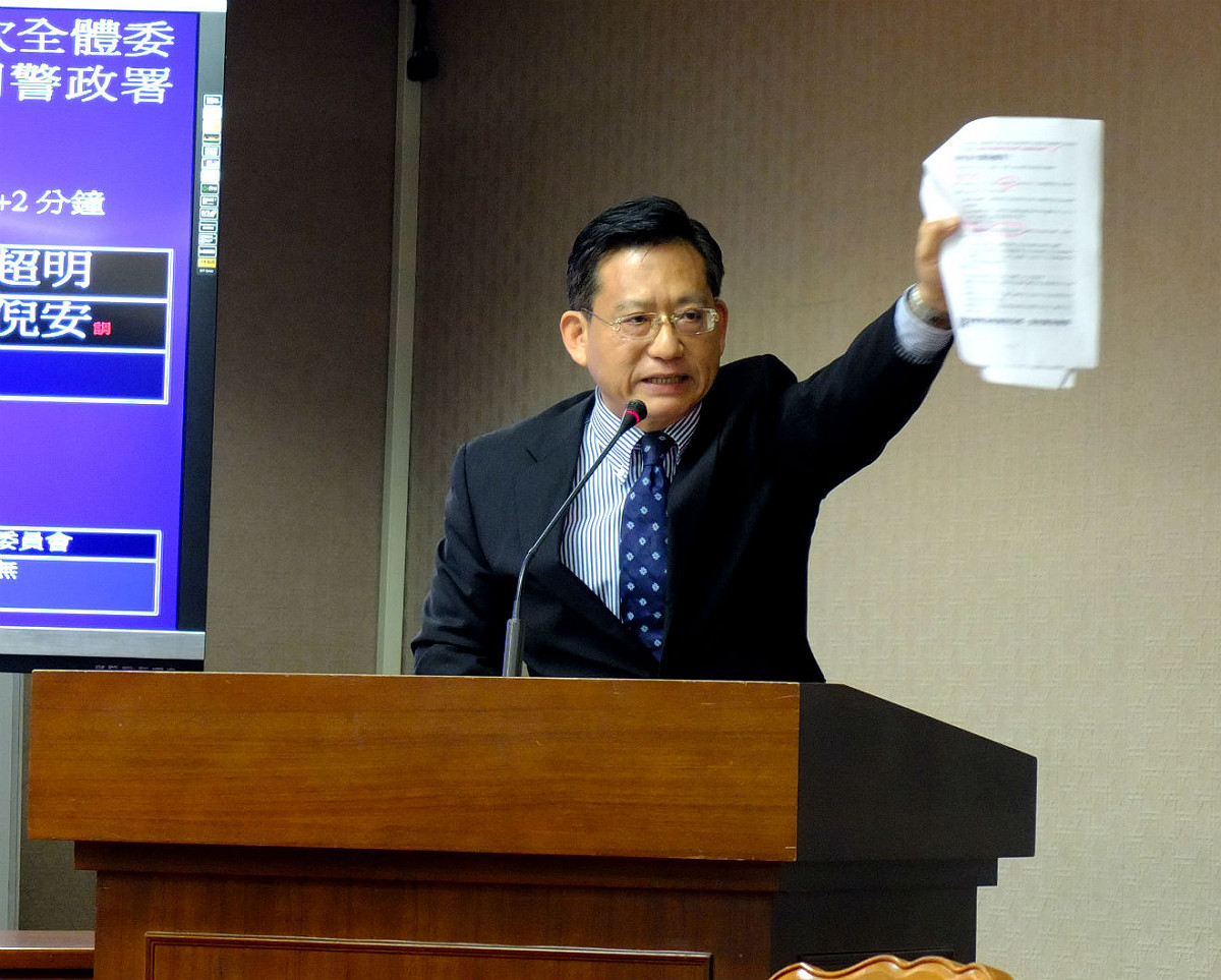 國民黨立委吳育昇今(7)日表示，割闌尾行動的募款網站還可以用中國的信用卡付款，他質疑中共的力量有可能藉此進入台灣，要求專案調查該網站。圖：翁嫆琄/攝。