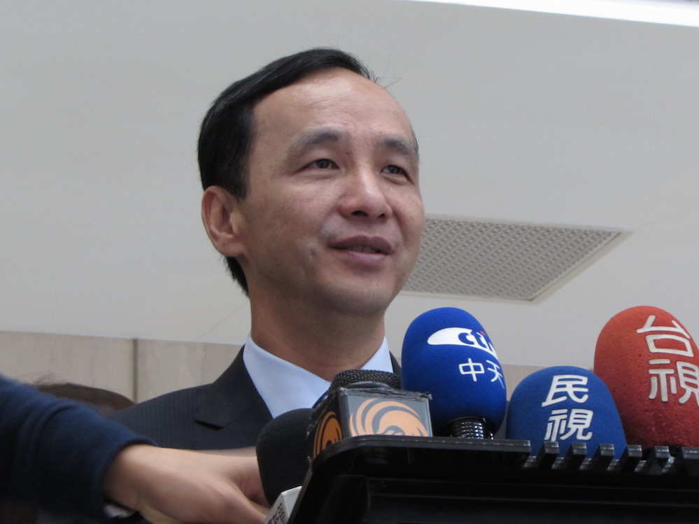 國民黨副總統參選人王如玄被過去軍宅投資爭議纏身，飽受綠營質疑，國民黨總統參選人朱立倫26日感嘆，台灣民主真的是非常悲哀。圖：邱珮文/攝