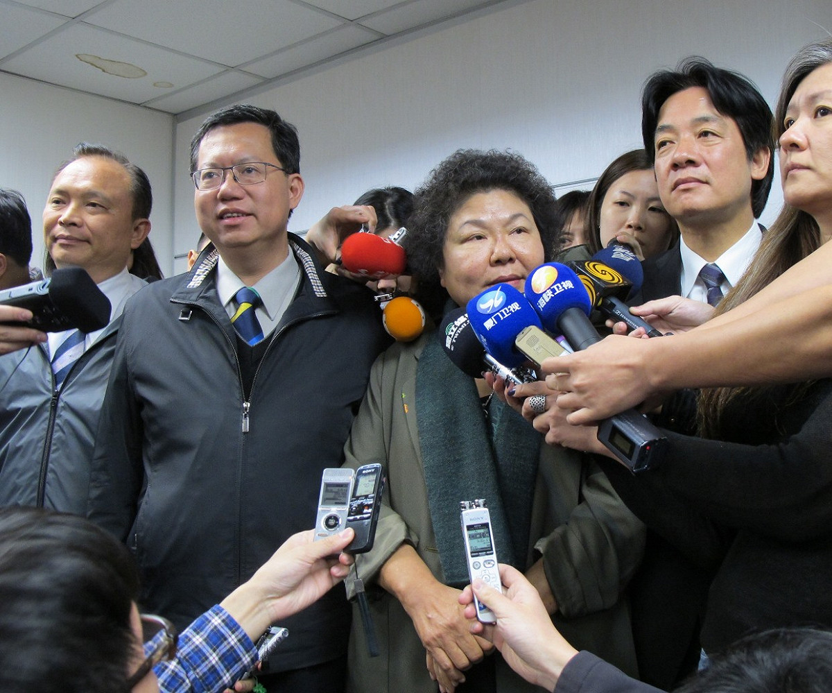 高雄市長陳菊、台南市長賴清德、桃園市長鄭文燦與宜蘭縣長林聰賢等人在中國事務委員會後表達對於蔡英文的支持。圖：林朝億/攝影