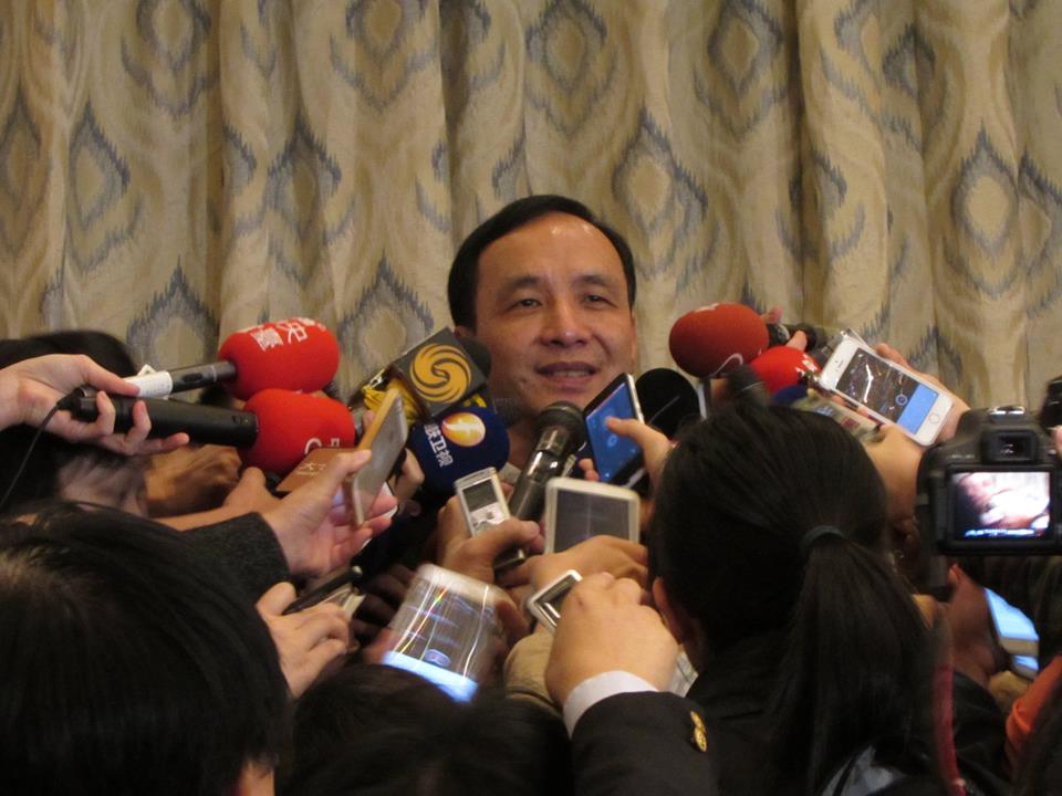 國民黨主席朱立倫2日率團赴中，3日上午結束國共論壇後受訪時，被媒體問到朱習會是否一定會提到「中華民國」的問題指出，「這個是明天的事情明天再講」。圖：邱珮文/攝