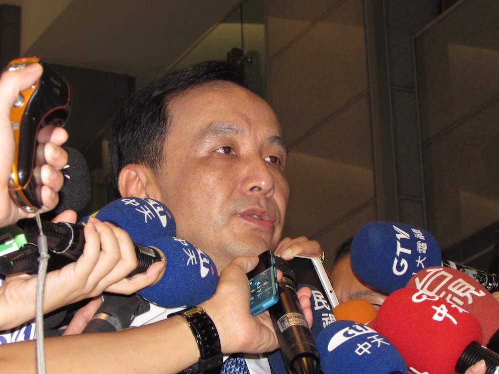 新北市長朱立倫30日表示，將全面清查許志堅經手過的71件都更案，此外，自己在用人上也要徹底檢討。圖：邱珮文/攝