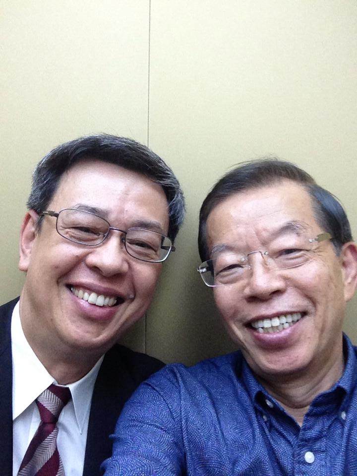 前行政院長謝長廷18日跟蔡英文副手陳建仁兩人在電梯裡自拍合照。圖：翻拍自謝長廷臉書