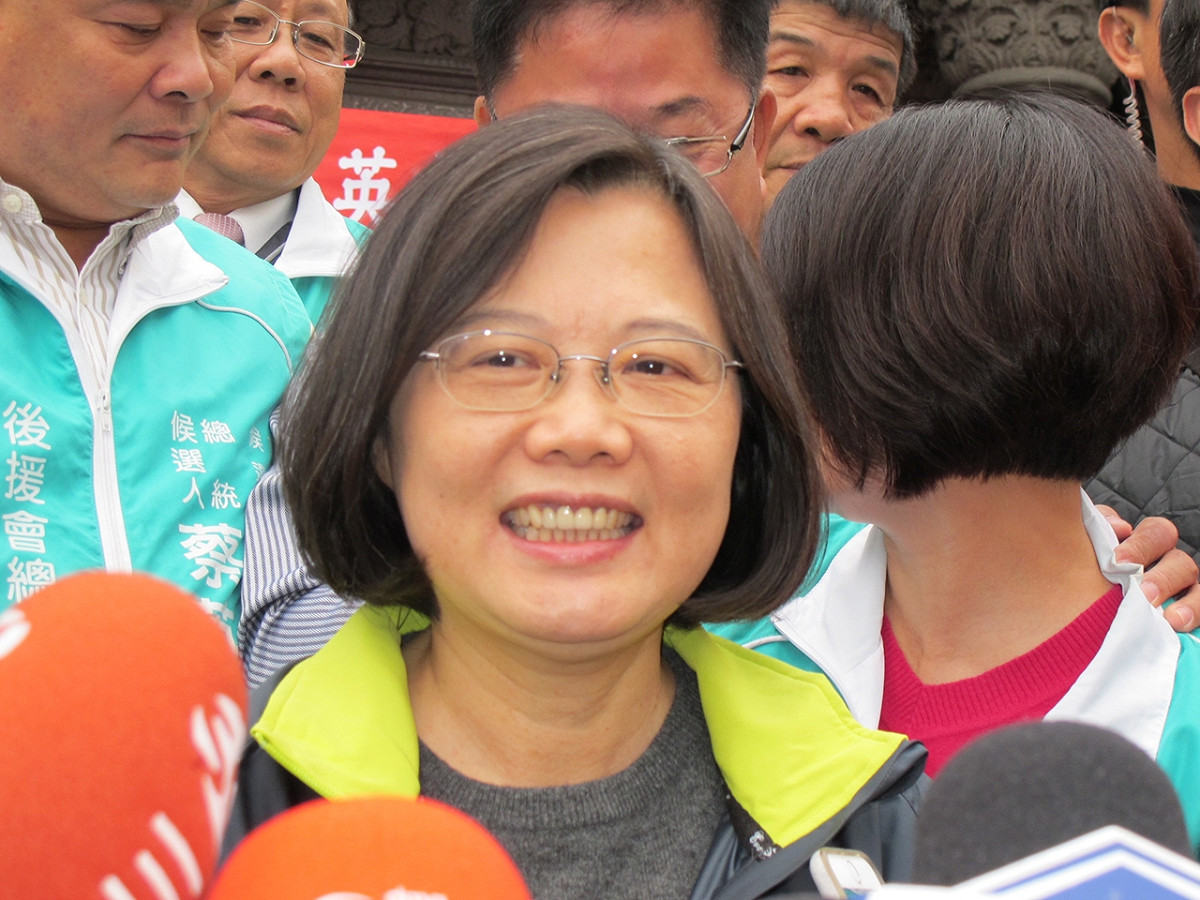 民進黨主席暨總統候選人蔡英文11日到三峽祖師廟幫立委候選人吳琪銘輔選。圖：林朝億/攝