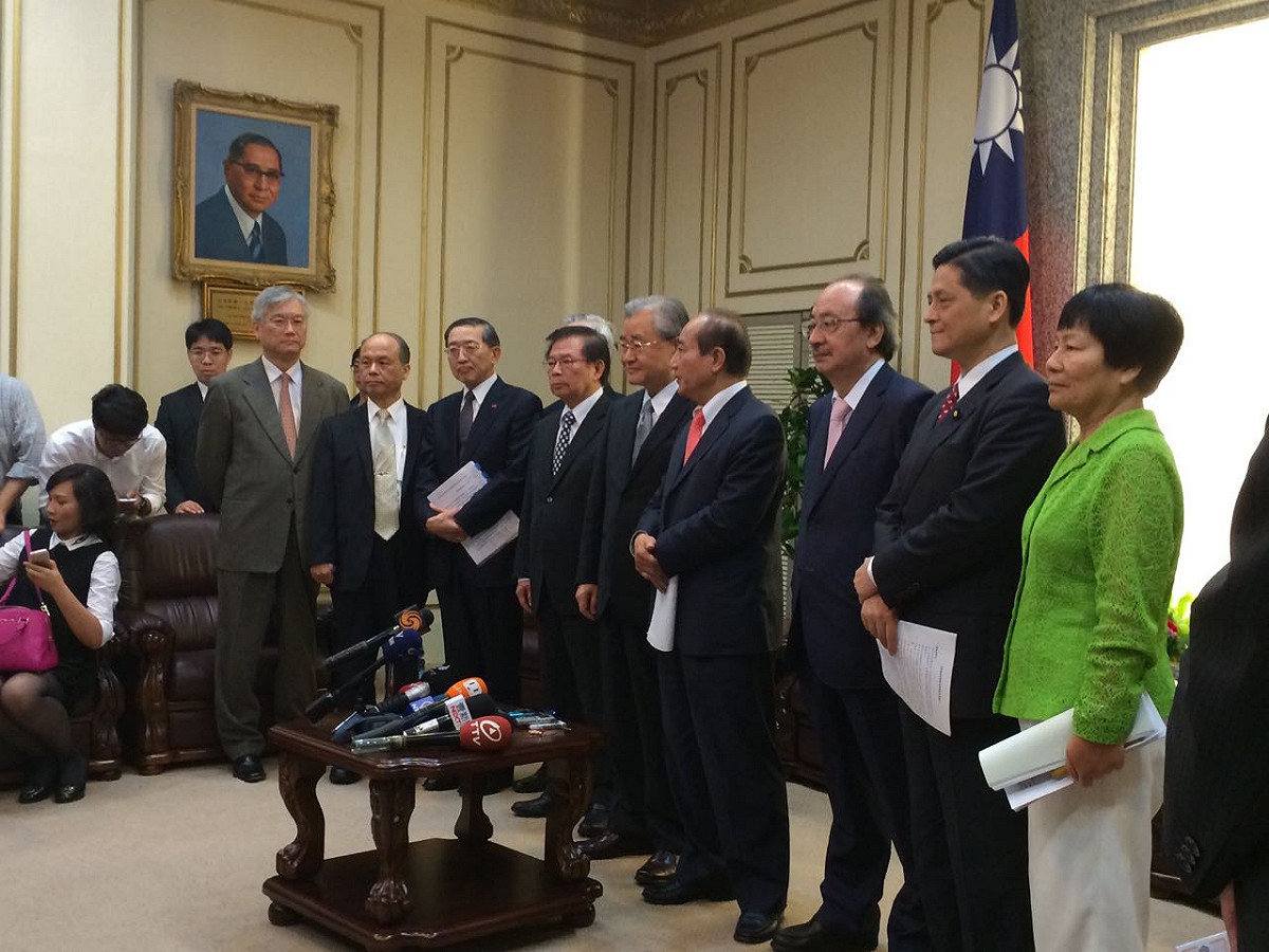 行政院長毛治國今(1)早率閣員至立法院，就參與亞投行事宜，拜會立法院長王金平與各黨團代表。會後，王金平總結表示，立法院各黨團的立場不反對我國申請加入亞投行。圖：符芳碩/攝