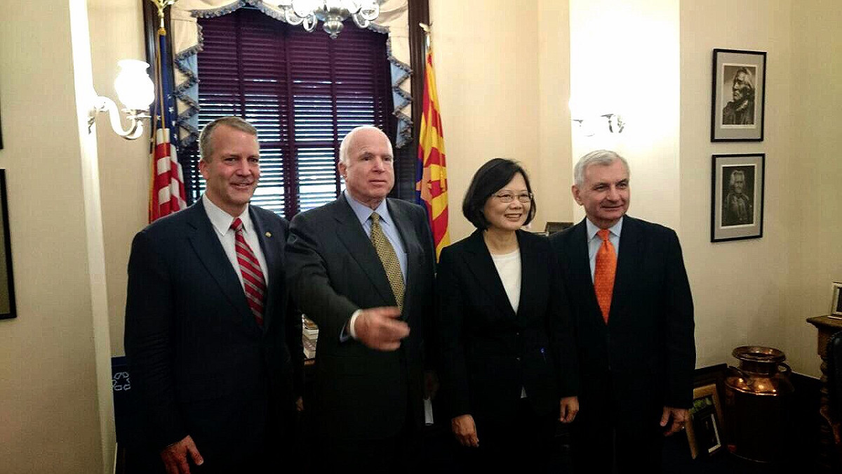 民進黨主席蔡英文2日在華府拜會共和黨資深參議員麥肯(John McCain）、民主黨參議員李德(Jack Reed)、共和黨參議員蘇利文（Dan Sullivan）等人。圖：民進黨提供