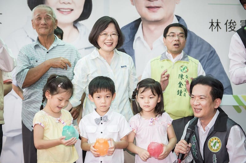 民進黨總統參選人蔡英文贈送三隻可愛的馬卡龍小豬給當年捐小豬撲滿給她的三胞胎。圖：黃博郎/攝