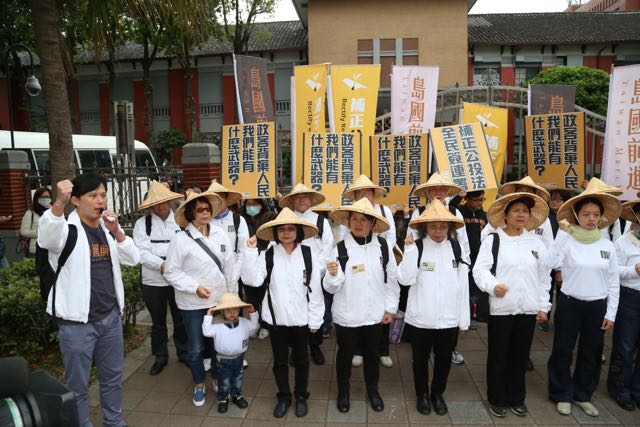 立法院內政委員會今(7)天審議公投法修正草案，由島國前進等民團組成的「410還權於民」工作小組為補正公投法，一早就到立院外表達訴求。圖：林雨佑/攝