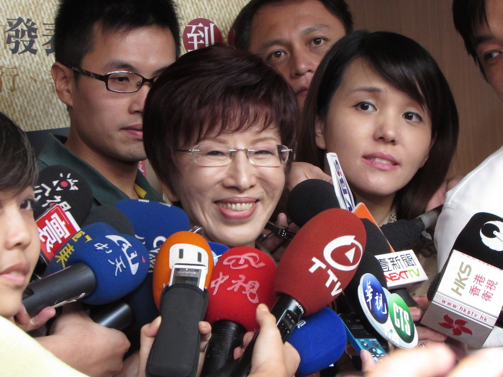 國民黨總統參選人洪秀柱21日受邀出席《星雲智慧》新書發表會，認為都是政治人物把大家搞得很苦。圖：邱珮文/攝