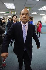 民進黨主席蘇貞昌表對於國民黨又要走洗腦的回頭路，呼籲馬政府應該立即懸崖勒馬。圖：中央社