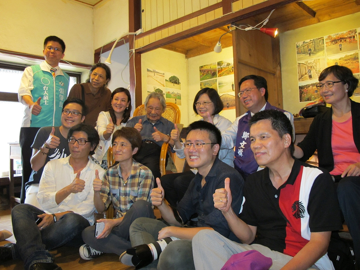 作家鍾肇政23日在故居歡迎民進黨總統參選人蔡英文的到訪。圖：林朝億/攝
