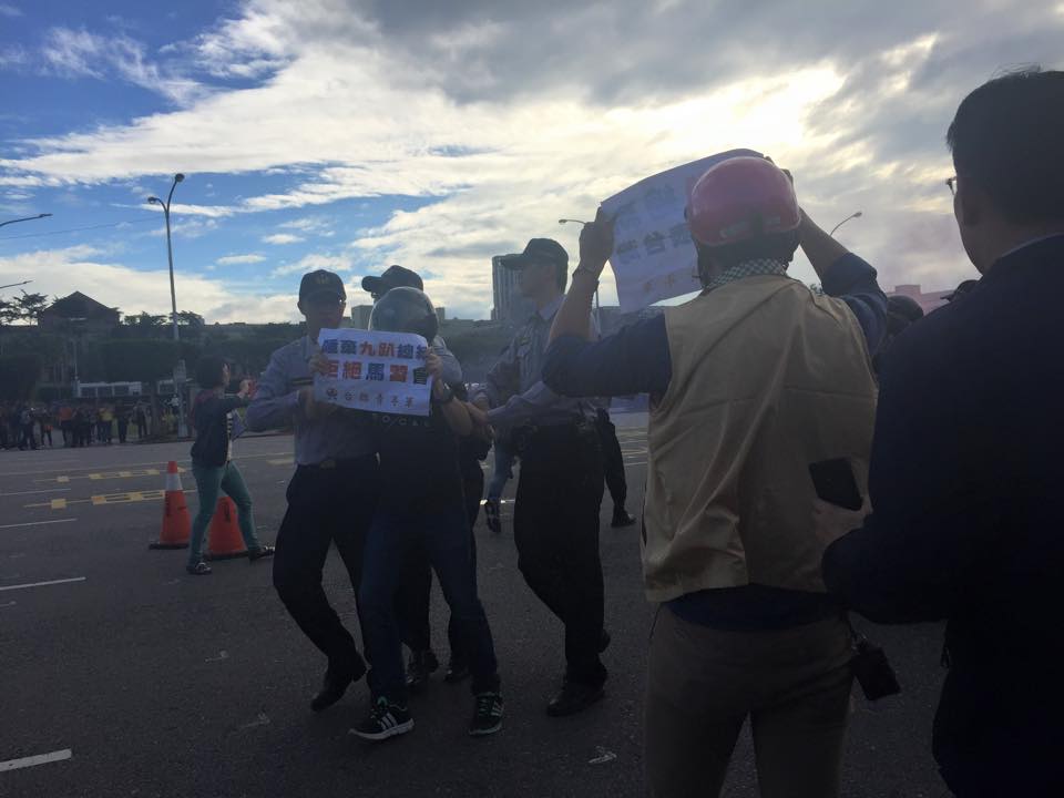 台聯青年軍4日下午突襲總統府，丟擲煙霧彈抗議馬習會。圖：翻攝台聯青年軍粉絲頁
