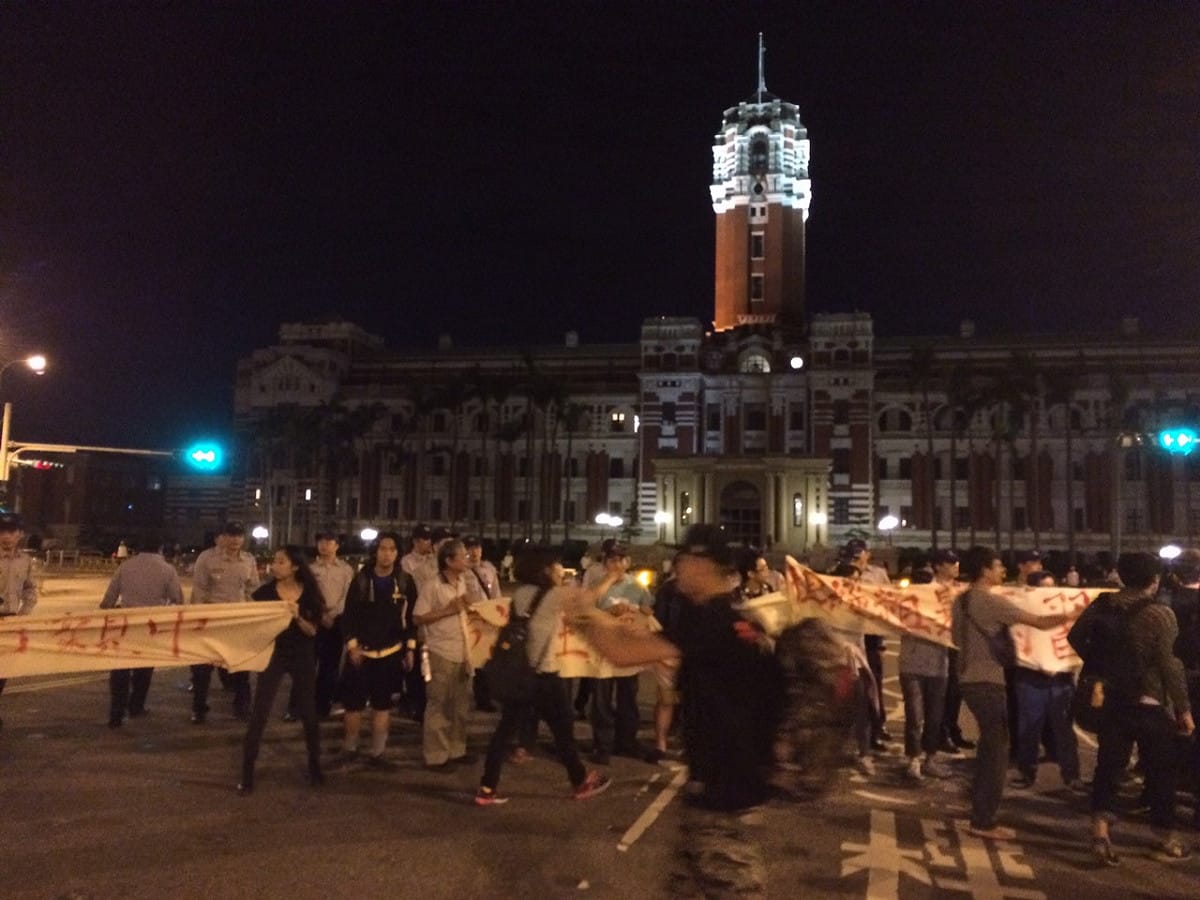 為抗議馬習會，民眾6日晚間奇襲總統府抗議。圖：楊淳卉/攝