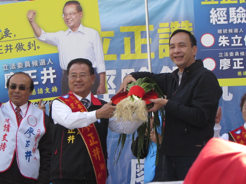 國民黨總統候選人朱立倫12日表示，「兩岸和平一定會讓機場不夠用。」未來拼2千萬年觀光人次，桃園機場也需要擴建。圖：邱珮文/攝