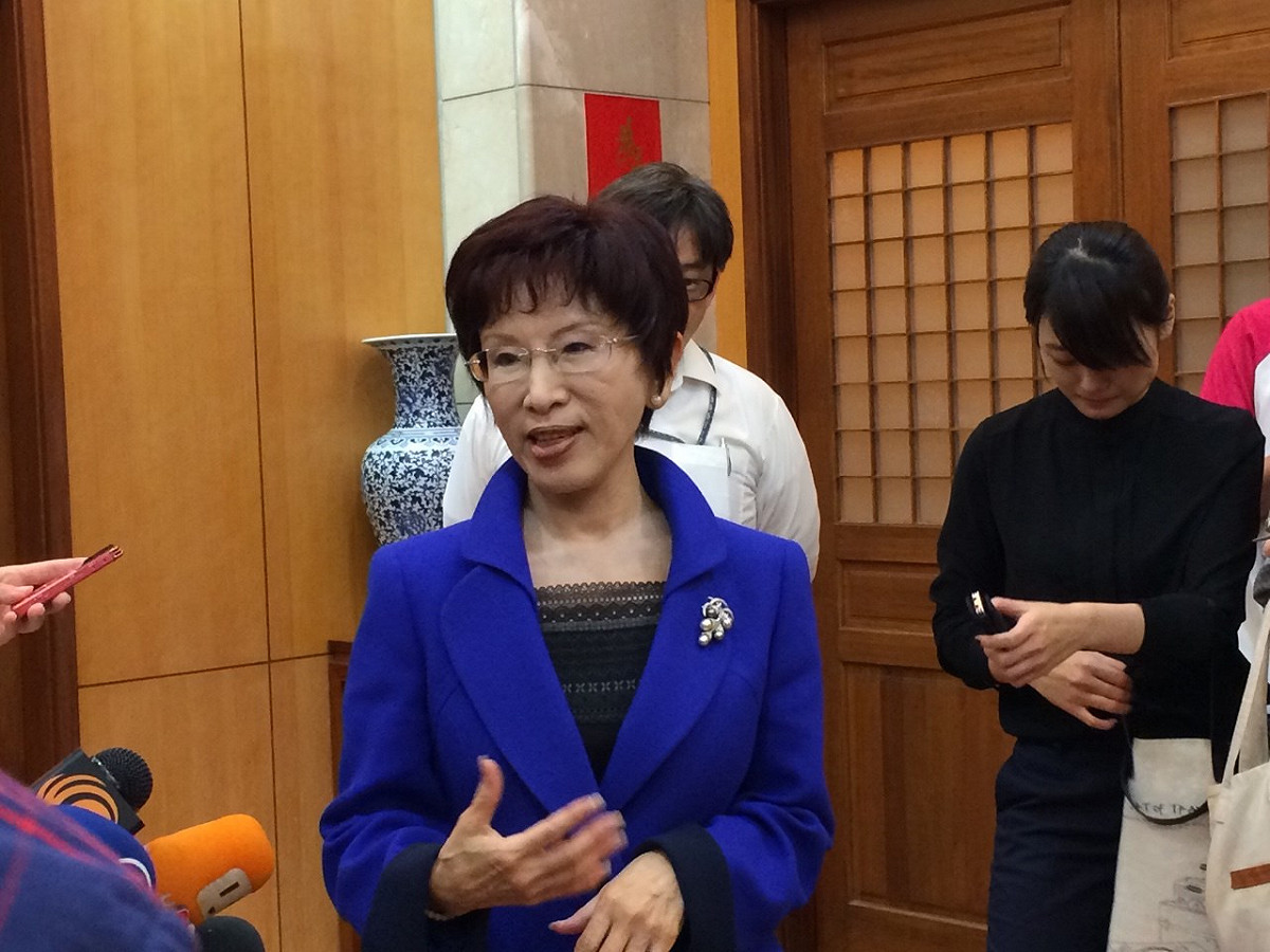 立法院副院長洪秀柱25日下午對於黨內傳出有藍委想勸退一事表示，她相信，團結沒有打不贏的仗，希望黨內更團結，而不是讓她單打獨鬥。圖：符芳碩/攝