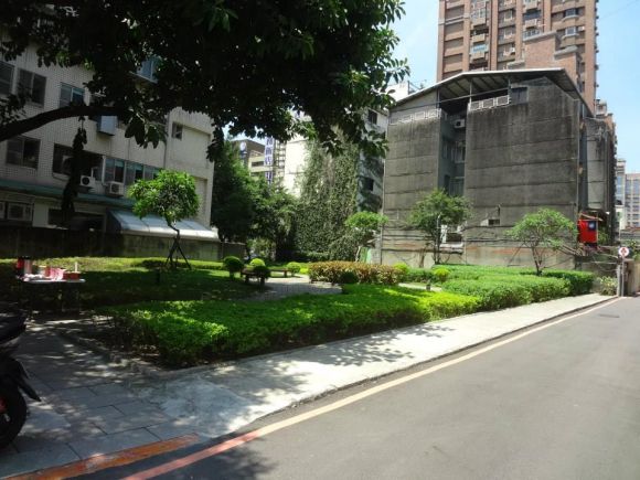 好人會館位居仁愛路一段杭州南路口，距離抗議現場總是只有幾步路。圖：黃淑玲/攝