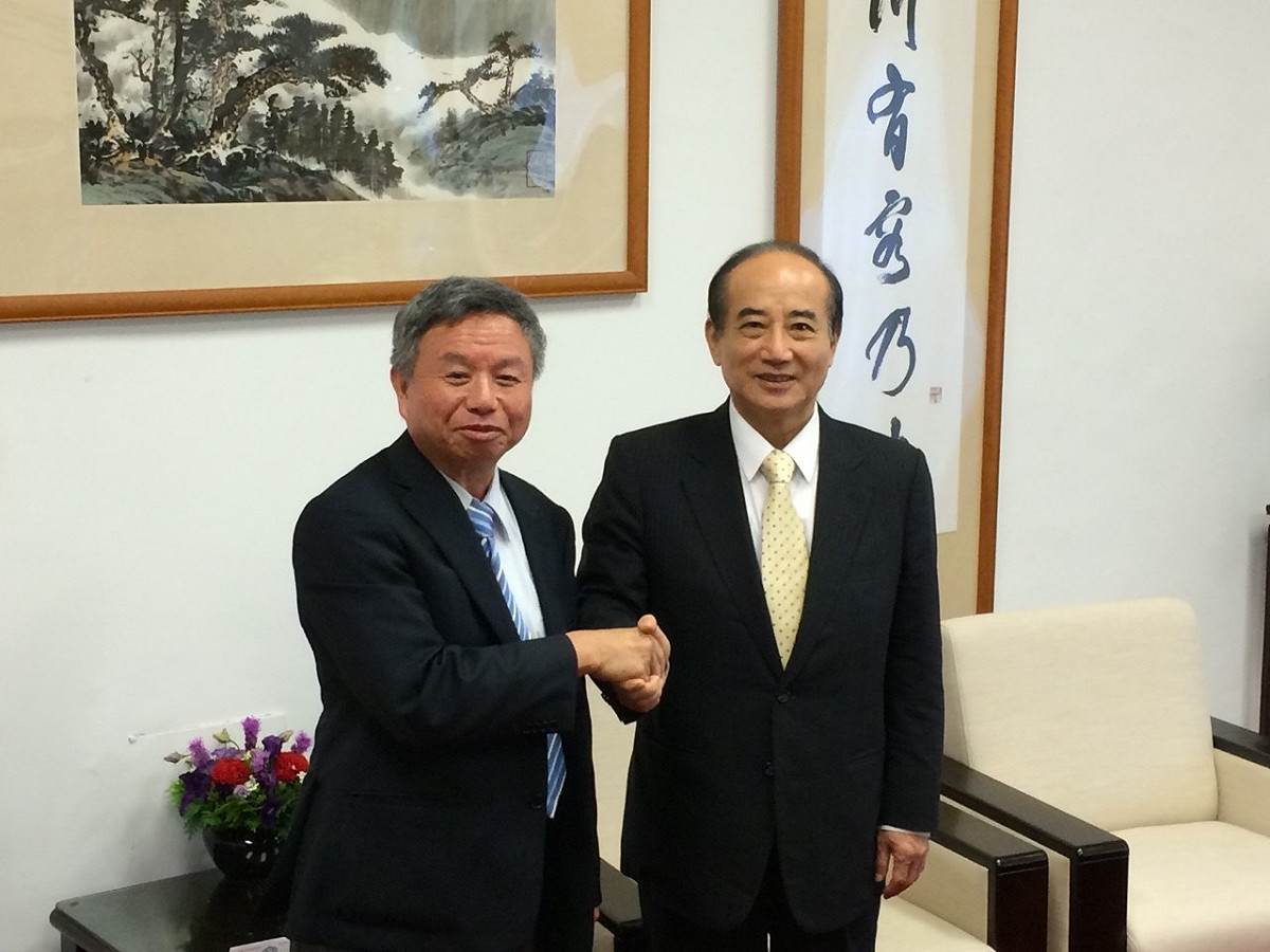 投入國民黨總統候選人初選的前衛生署長楊志良25日上午至立法院拜會院長王金平，並發出聲明表示「接受連署結果」，呼籲各界支持洪秀柱拚過30%的民調門檻。圖：符芳碩/攝