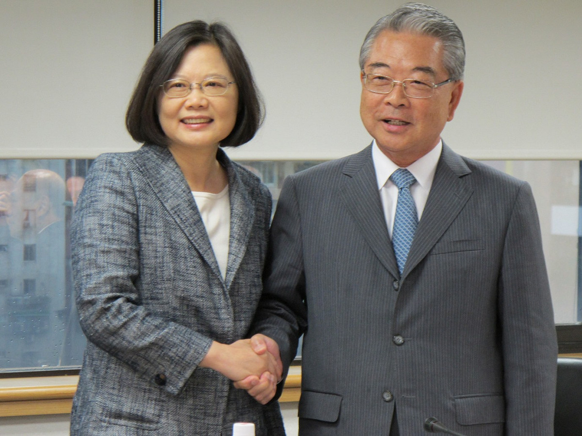 民進黨主席蔡英文5日率領幕僚拜會全國工業總會，並與理事長許勝雄握手。圖：林朝億/攝