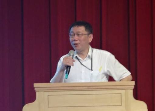 台大創傷醫學部主任柯文哲今天在一場演講中強調，「我非藍非綠，我是白的。」他說，他可以塗上各種顏色，希望可以透過彩虹合作替代藍綠對抗，以簡單的心靈處理複雜的世事。圖：沈妤宣/攝