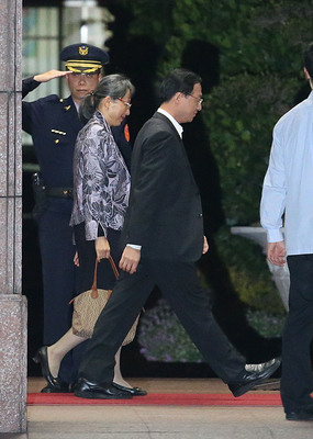 即將卸下行政院長職務的江宜樺（右）7日晚間宴請全體閣員，感謝閣員們過去1年9個多月來的辛勞與協助。圖：中央社