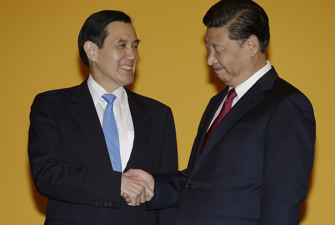 總統馬英九7日在新加坡會見習近平，兩人的世紀之握。圖片來源：達志影像/美聯社資料照片