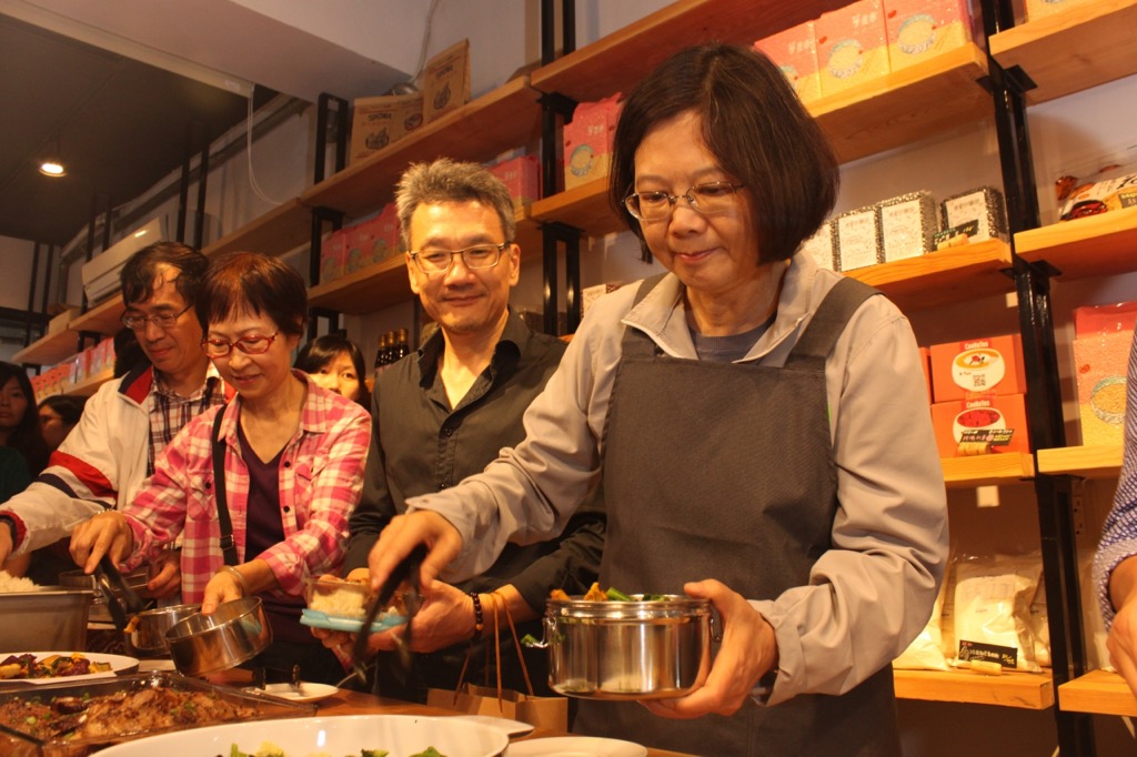 民進黨總統參選人蔡英文在主廚的指導下，完成便當製作。圖：楊淳卉/攝