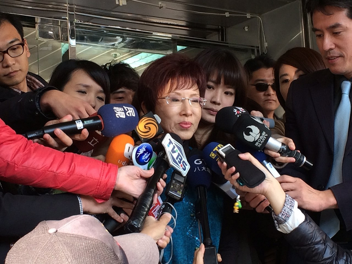 立法院副院長洪秀柱26日證實，地方有許多聲音勸進她參選立委，至於會不會去登記「明天就知道了」。圖：符芳碩/攝