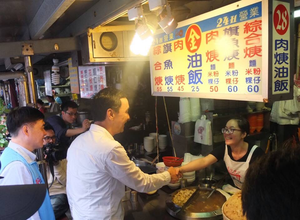 國民黨總統候選人朱立倫到基隆廟口與攤商一一握手。圖：翁嫆琄/攝
