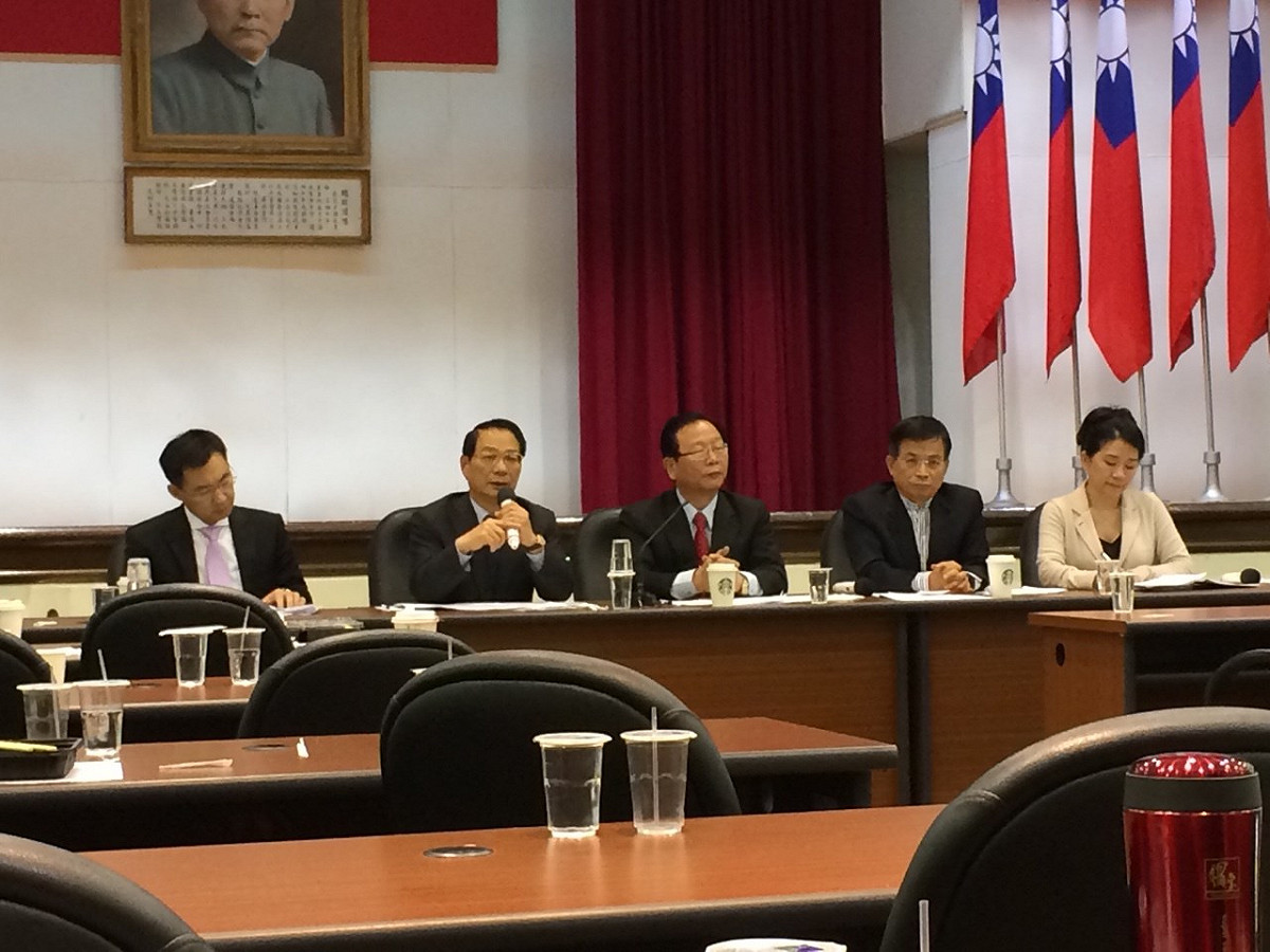 國民黨立院黨團今(27)天在國民黨智庫召開黨團大會，會中決議黨版修憲草案初稿，立委賴士葆表示，本次會議決議將立委席次增加刪除，是與先前草案最大的相異之處。圖：符芳碩/攝